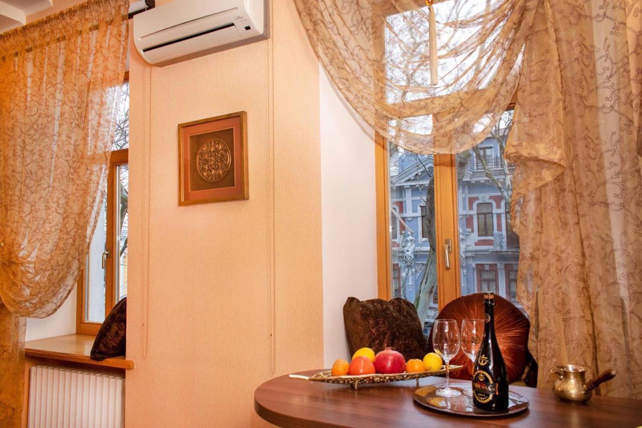 Mini-Hotel In The Very Heart Of Odessa Екстериор снимка